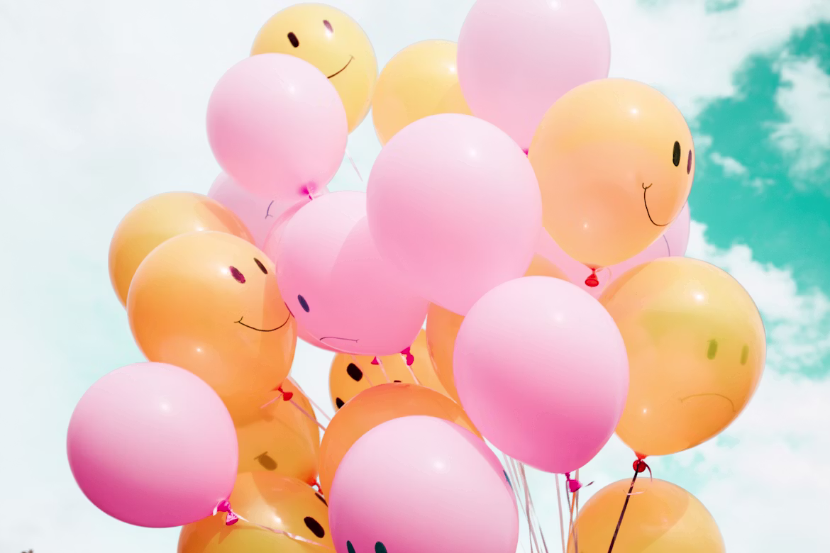 Des ballons souriants d'autres attristés comme après un feedback